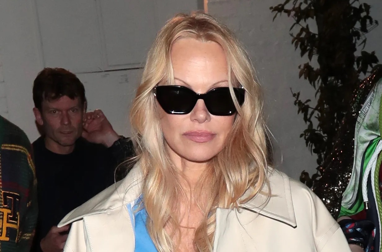 Pamela Anderson Luidt De Lente In Met Een Trenchcoat En Minirok