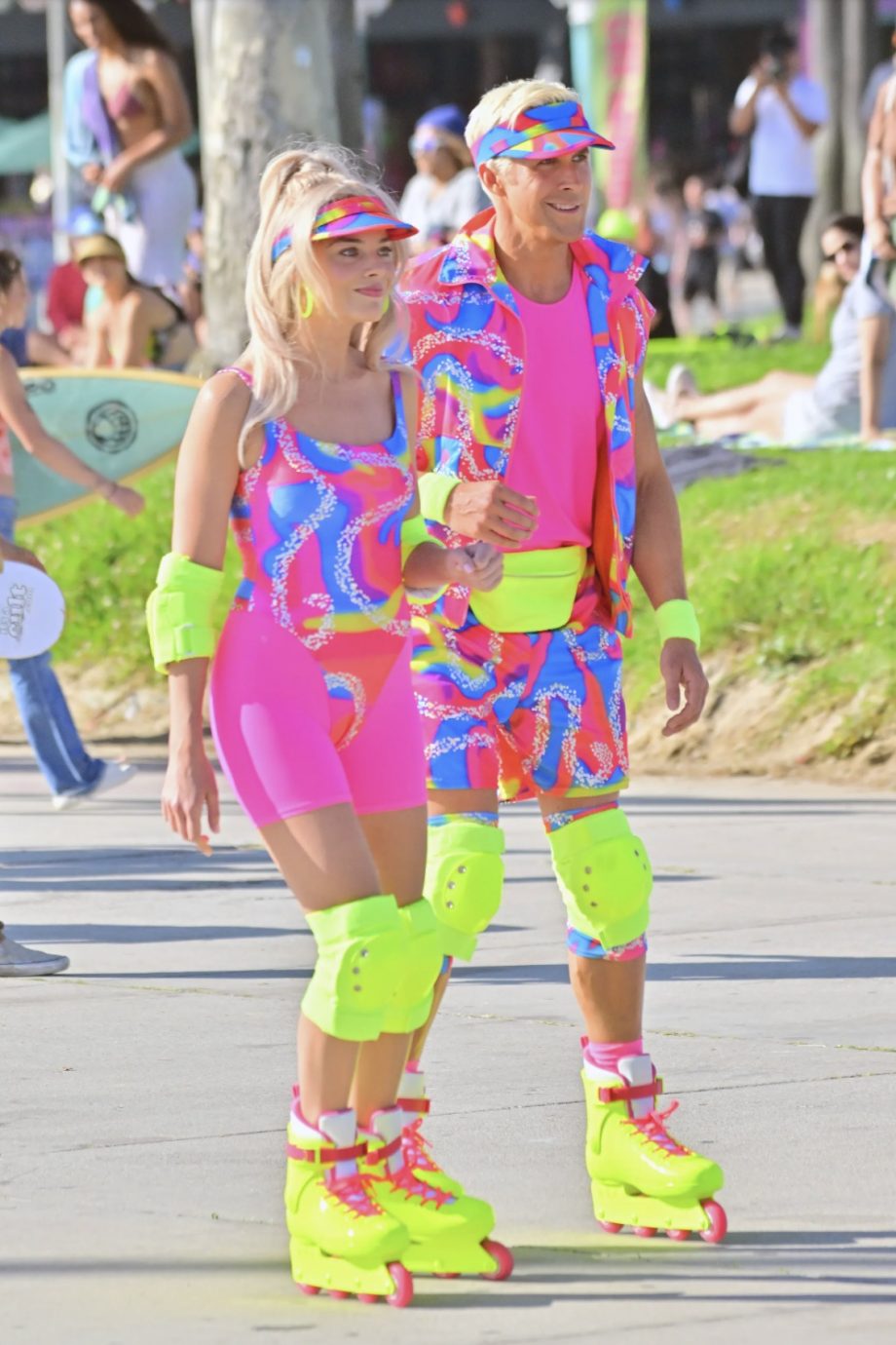 Correspondent Van God Agnes Gray Margot Robbie en Ryan Gosling in neon 80s outfits voor Barbie - Vogue NL