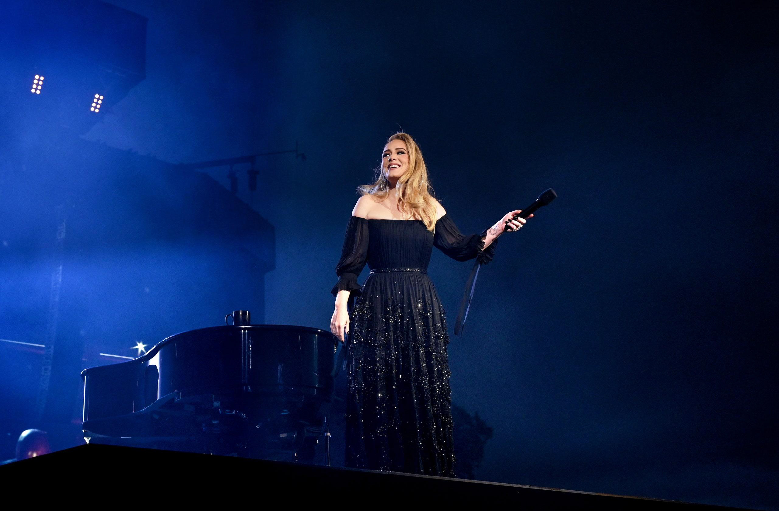 Adele keert terug op het podium in glamoureuze stijl Vogue NL