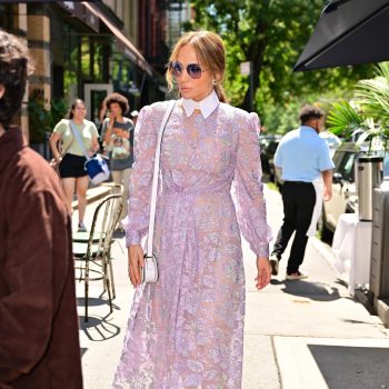 jennifer-lopez-geeft-haar-eigen-draai-aan-de-preppy-trend-in-fonkelende-midi-jurk-219549