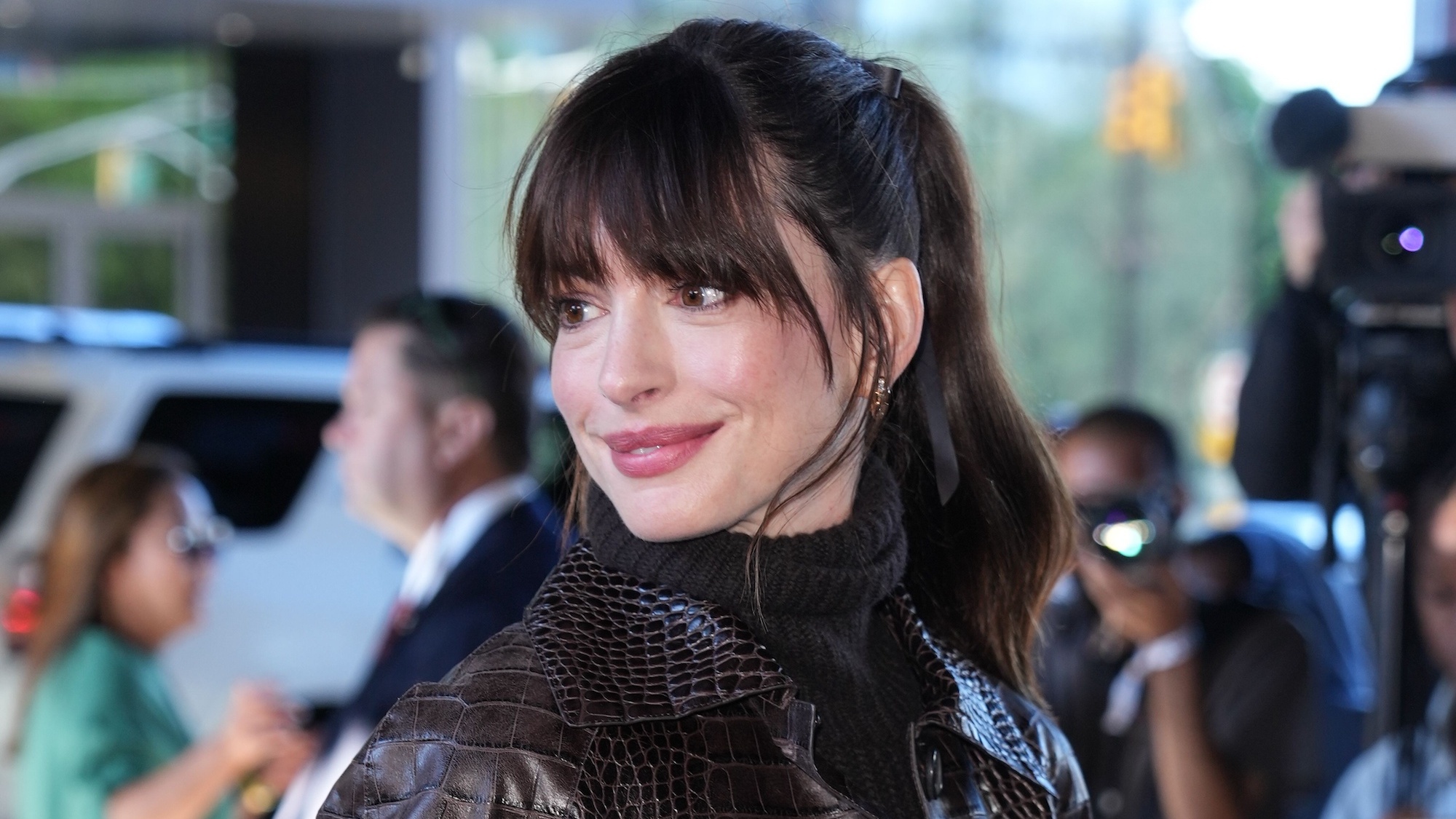 Anne Hathaway channelt Andy Sachs bij MIchael Kors - Vogue.nl