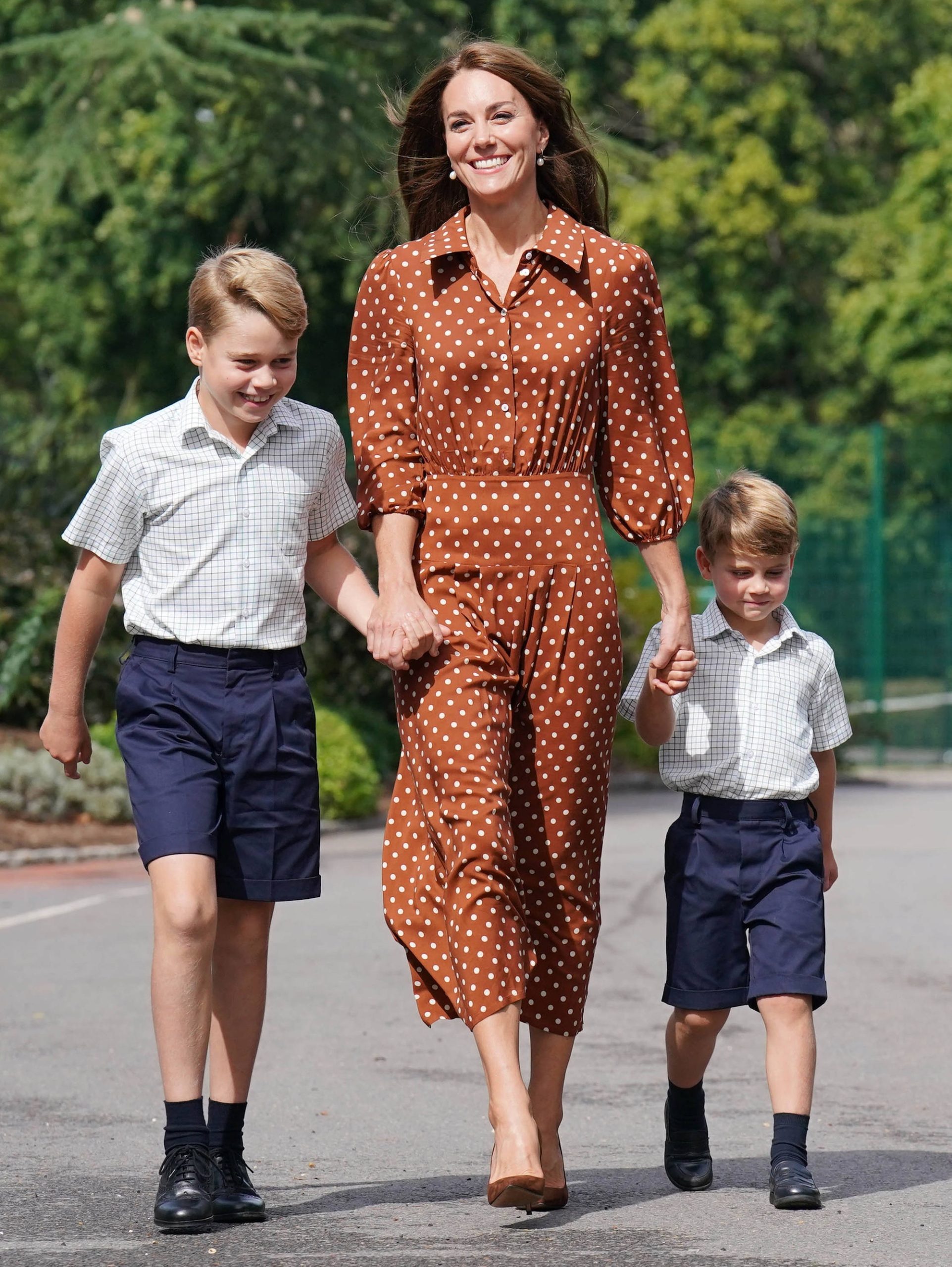 Kate brengt haar kinderen naar school in polkadotjurk - Vogue.nl