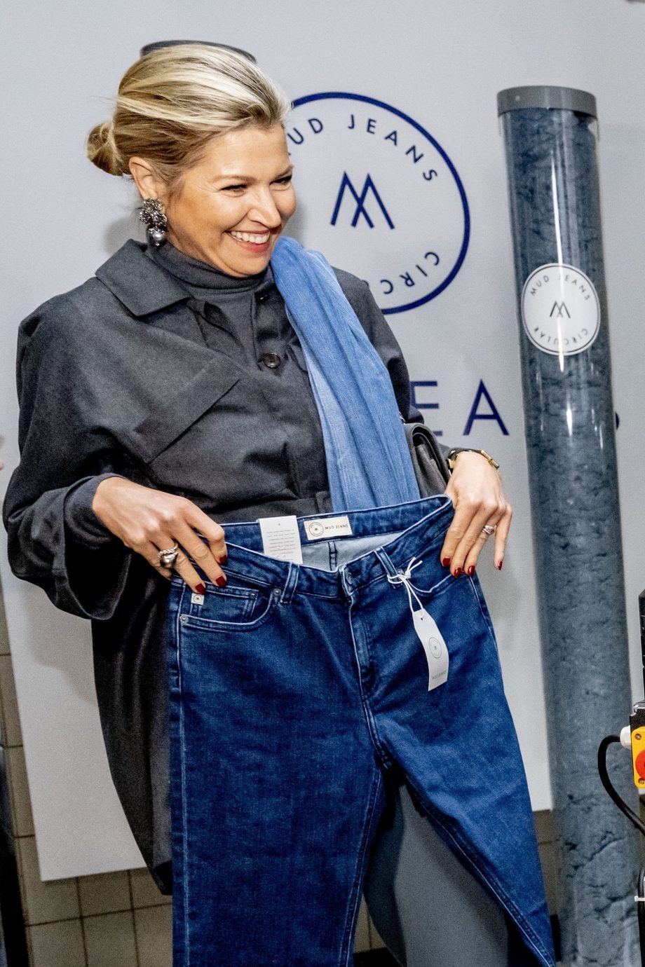 Vuil zwart cijfer Koningin Máxima laat jeans recyclen tijdens bezoek aan Mud Jeans