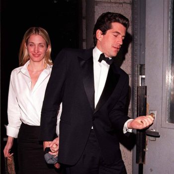 carolyn-bessette-kennedys-favoriete-nineties-item-is-terug-on-trend-de-maxirok-235956