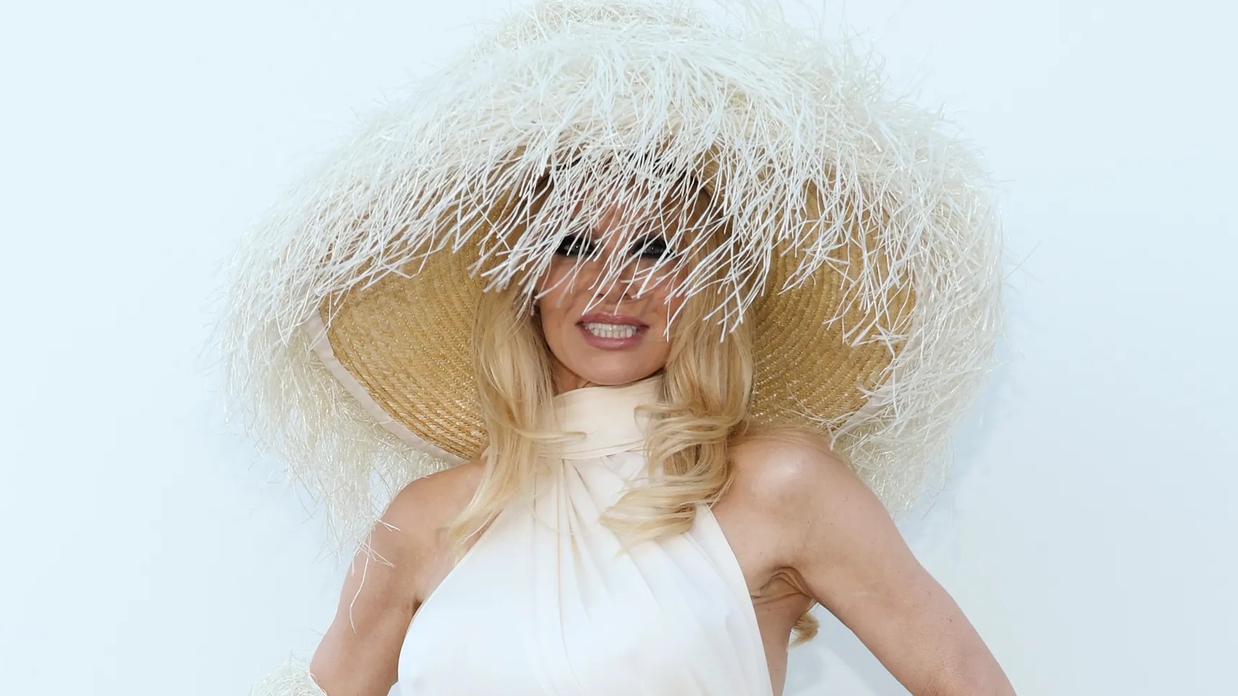 Pamela Anderson brengt ode aan iconische look in Jacquemus