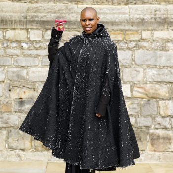 skunk-anansie-zangeres-skin-ontvangt-britse-onderscheiding-in-fonkelende-punkcouturelook-241911