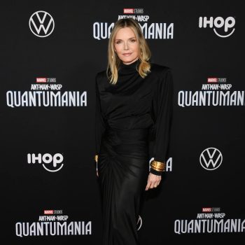 michelle-pfeiffer-maakt-zeldzame-verschijning-op-de-rode-loper-in-80s-glamourlook-241421