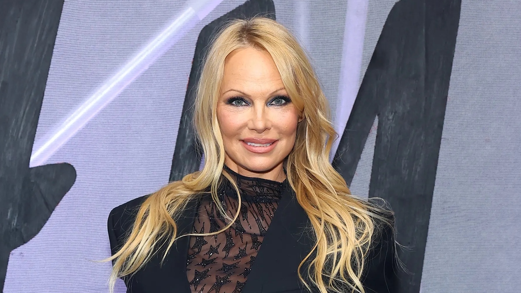 Pamela Anderson draagt doorschijnende catsuit op de rode loper