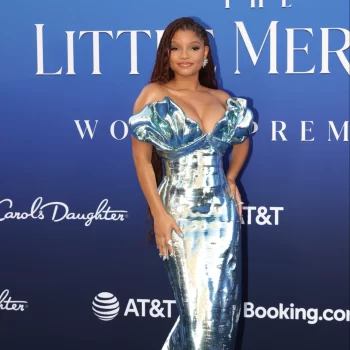 halle-bailey-gaat-voor-mermaidcore-tijdens-the-little-mermaid-premiere-253459