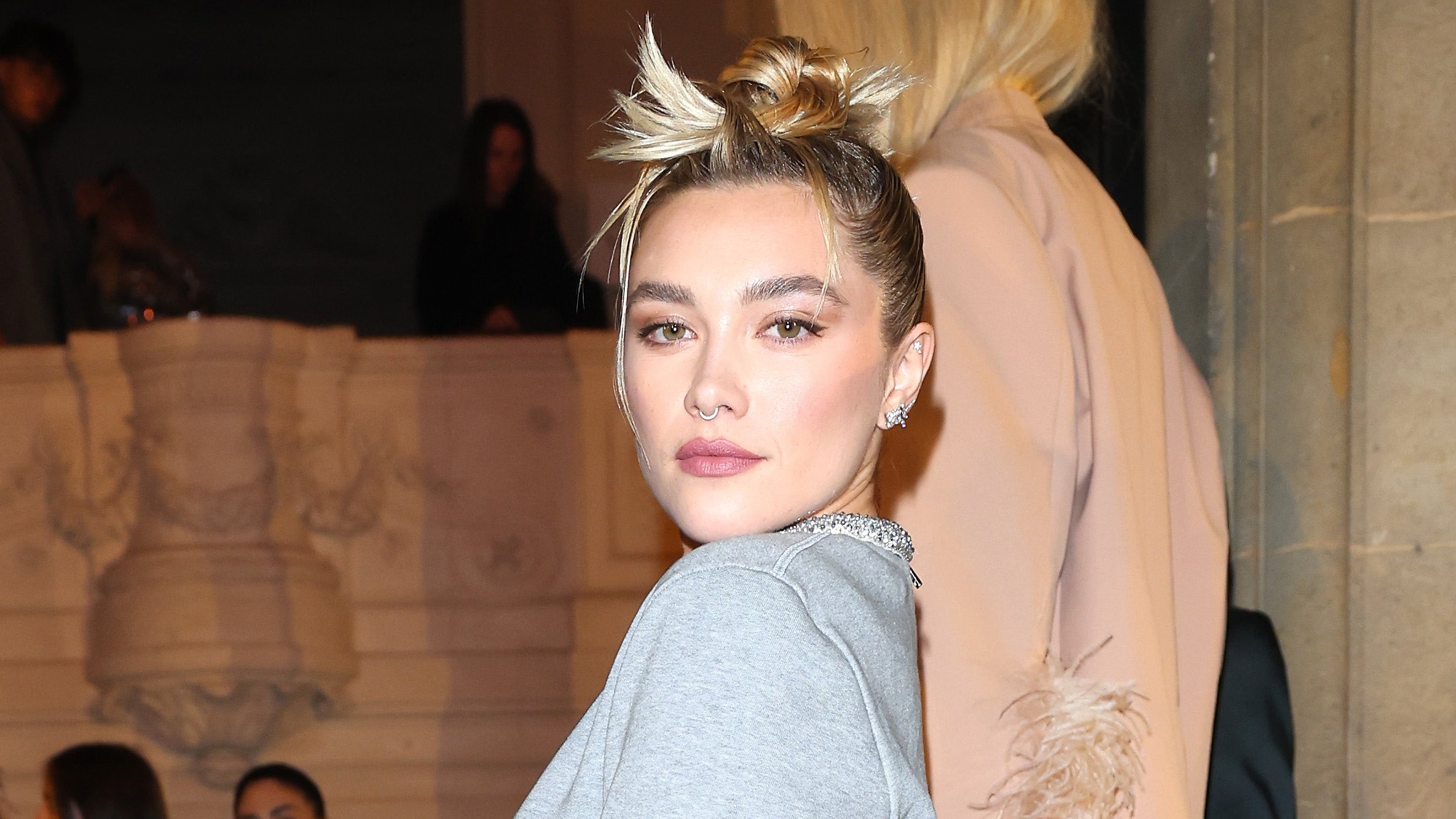 Florence Pugh onthult radicale buzzcut op het Met Gala 2023