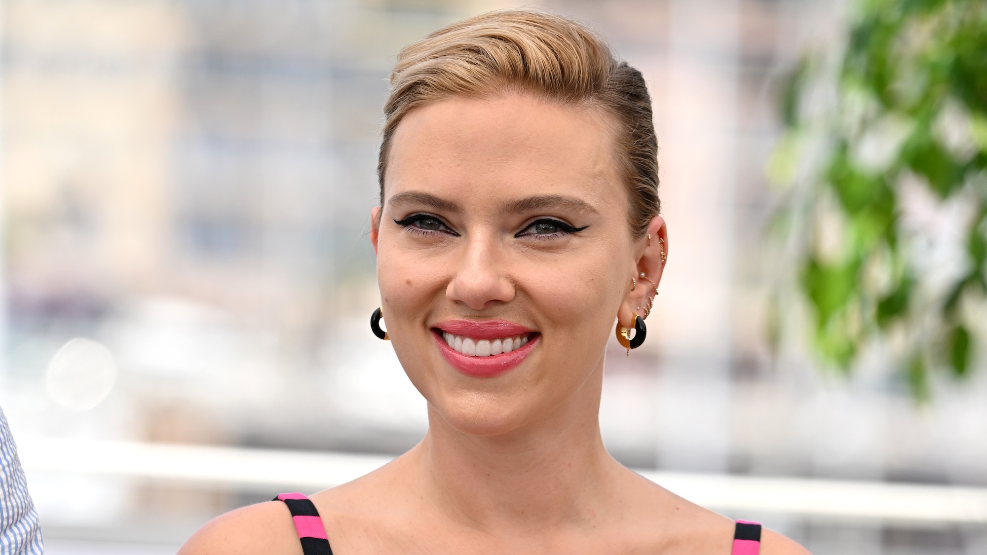 Scarlett Johansson Bij Première Asteroid City In Witte Retro Look