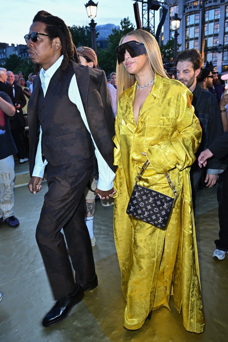 Beyoncé en JayZ bezoeken Louis Vuittonshow in Parijs