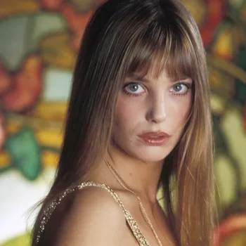 een-stijlvolle-tijdreis-de-meest-iconische-looks-van-jane-birkin-door-de-jaren-heen-262033