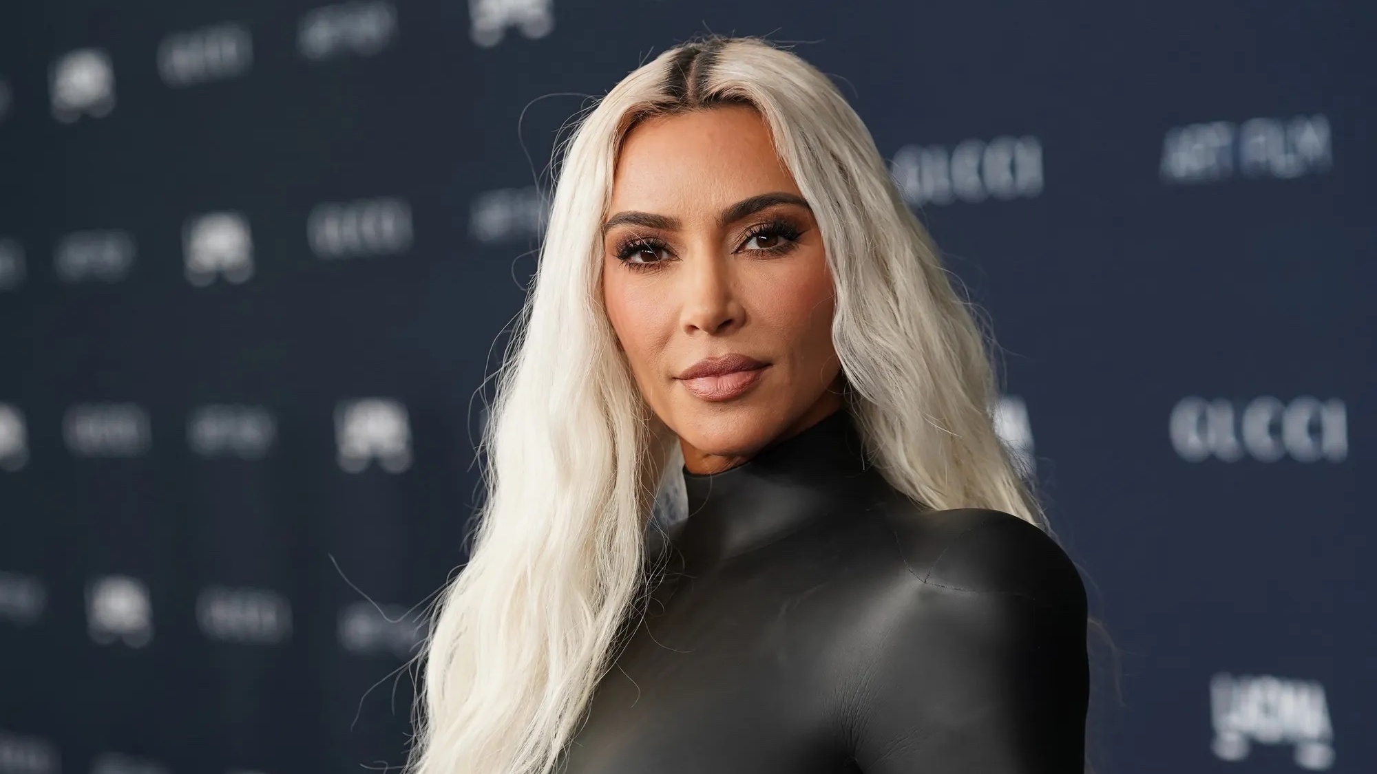 kim-kardashian-is-onherkenbaar-in-american-horror-story-delicate