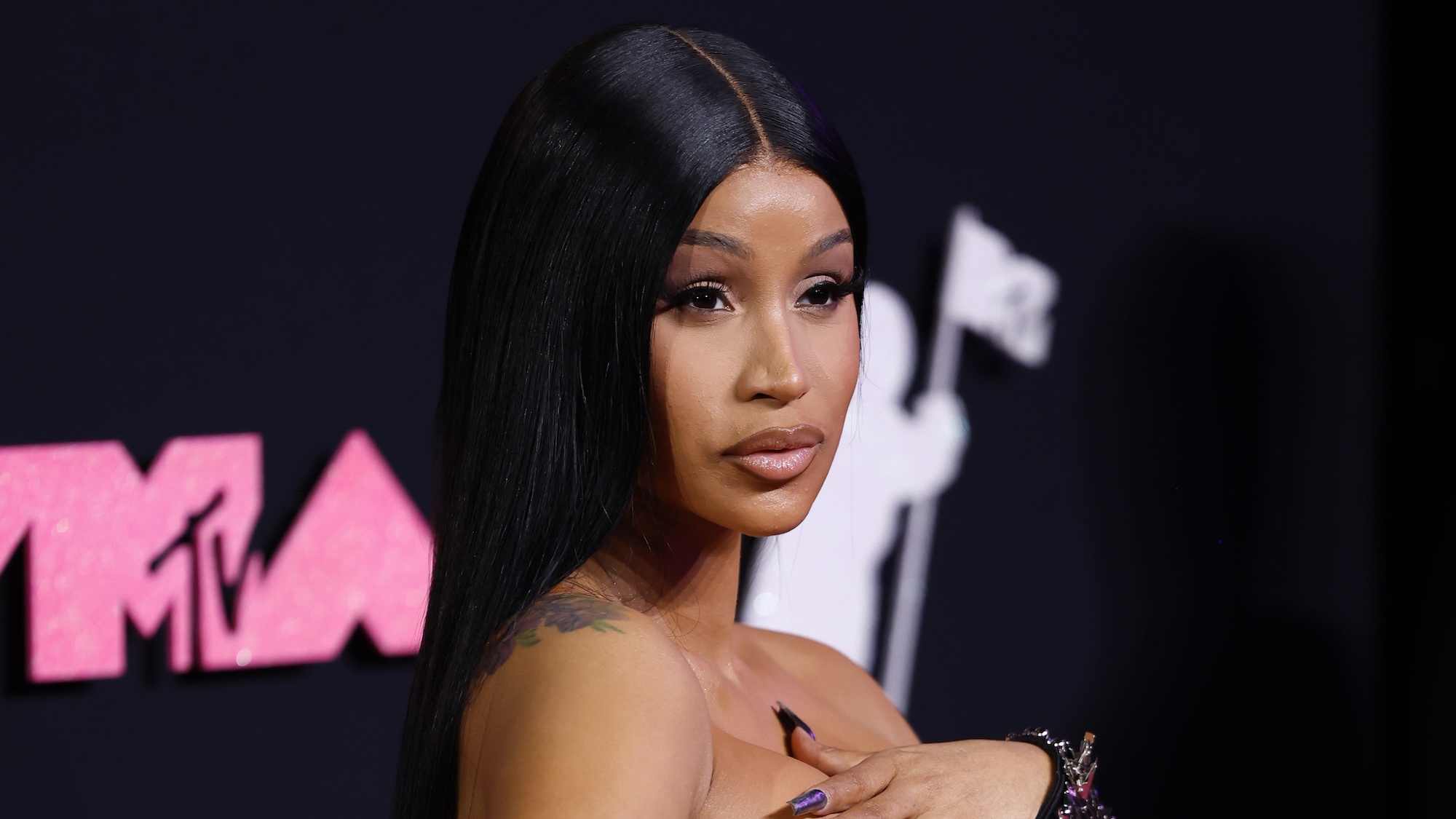 Cardi B draagt een jurk vol zilveren haarclips naar de MTV VMA's