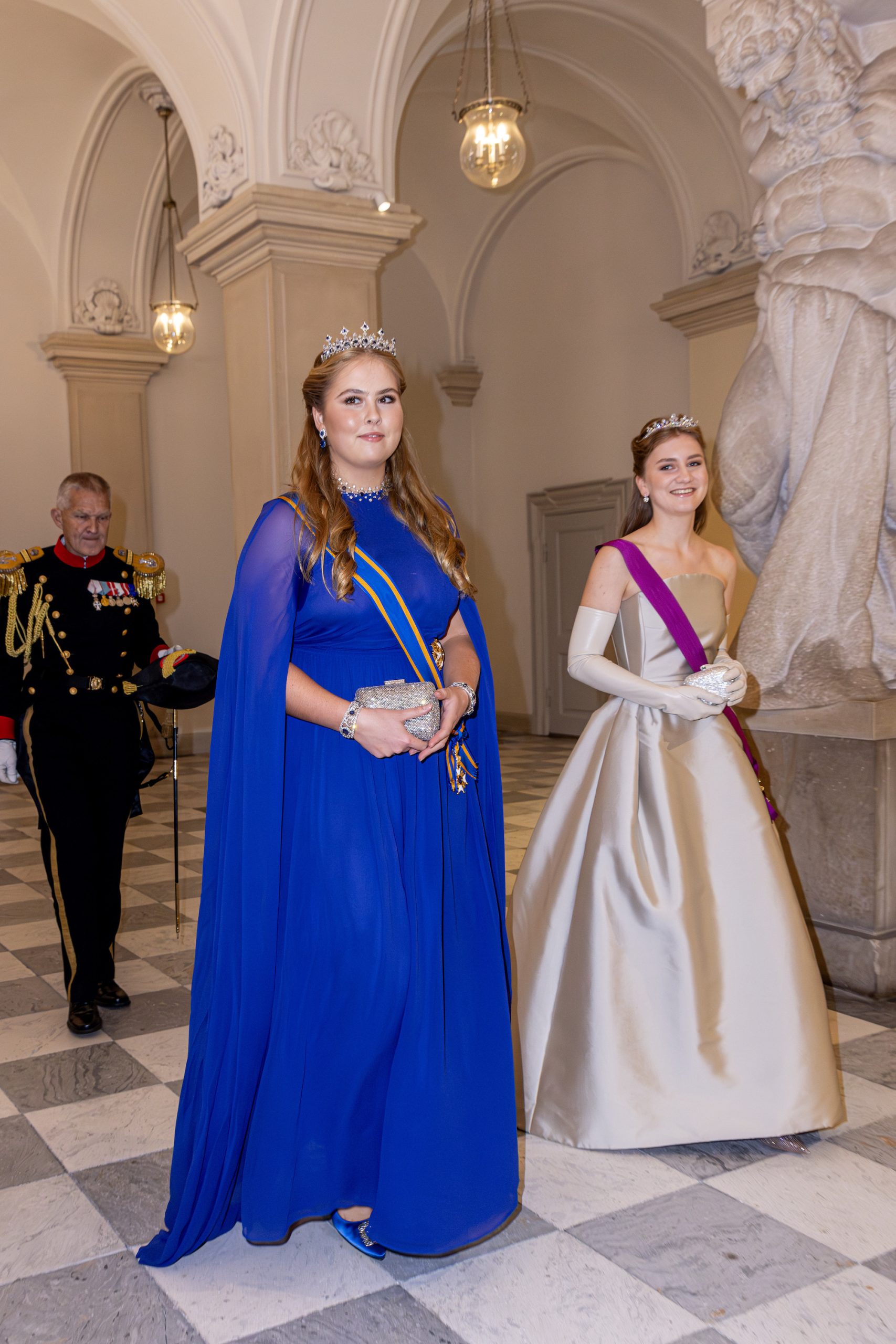 Prinses Amalia Draagt Koningsblauwe Jurk Van Essentiel Antwerp