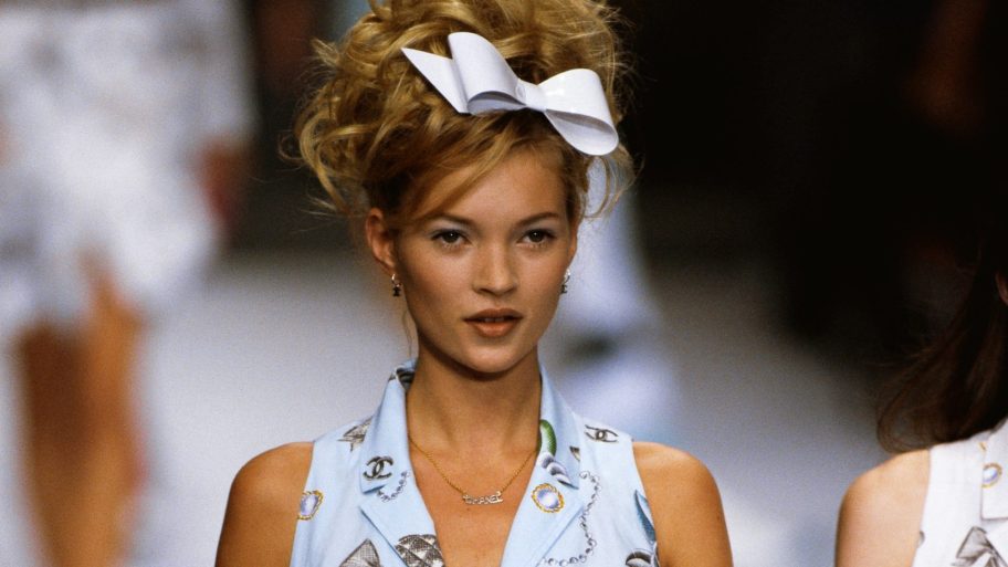 kate-moss-is-jarig-blik-terug-op-de-18-beste-catwalkmomenten-van-het-supermodel-331518