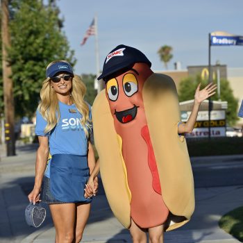 paris-hilton-en-nicole-richie-keren-terug-met-reboot-van-the-simple-life-gekleed-in-hotdogkostuum-309216