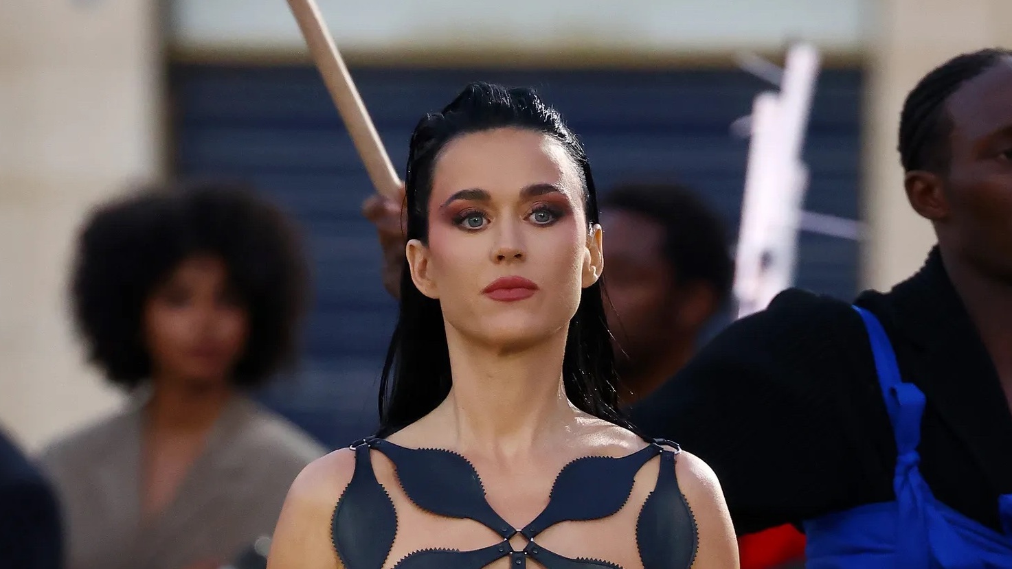 Katy Perry draagt een naked dress tijdens Vogue World: Paris 2024