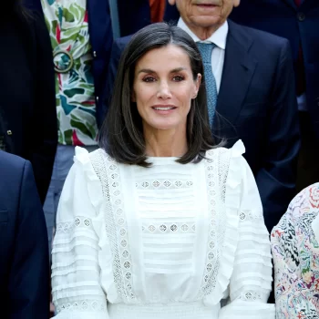 koningin-letizia-combineert-een-zomerse-boho-blouse-met-witte-tennisschoenen-301790