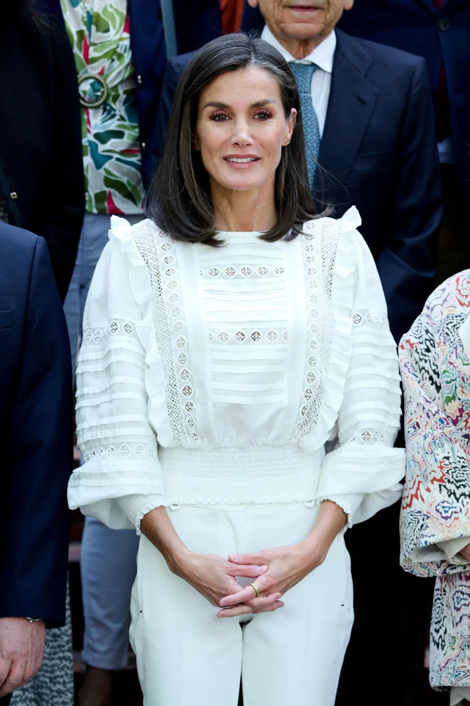 koningin-letizia-combineert-een-zomerse-boho-blouse-met-witte-tennisschoenen-301790