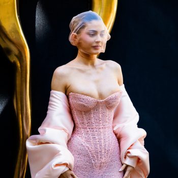 kylie-jenner-trapt-coutureweek-af-in-een-roze-bruidslook-van-schiaparelli-303317