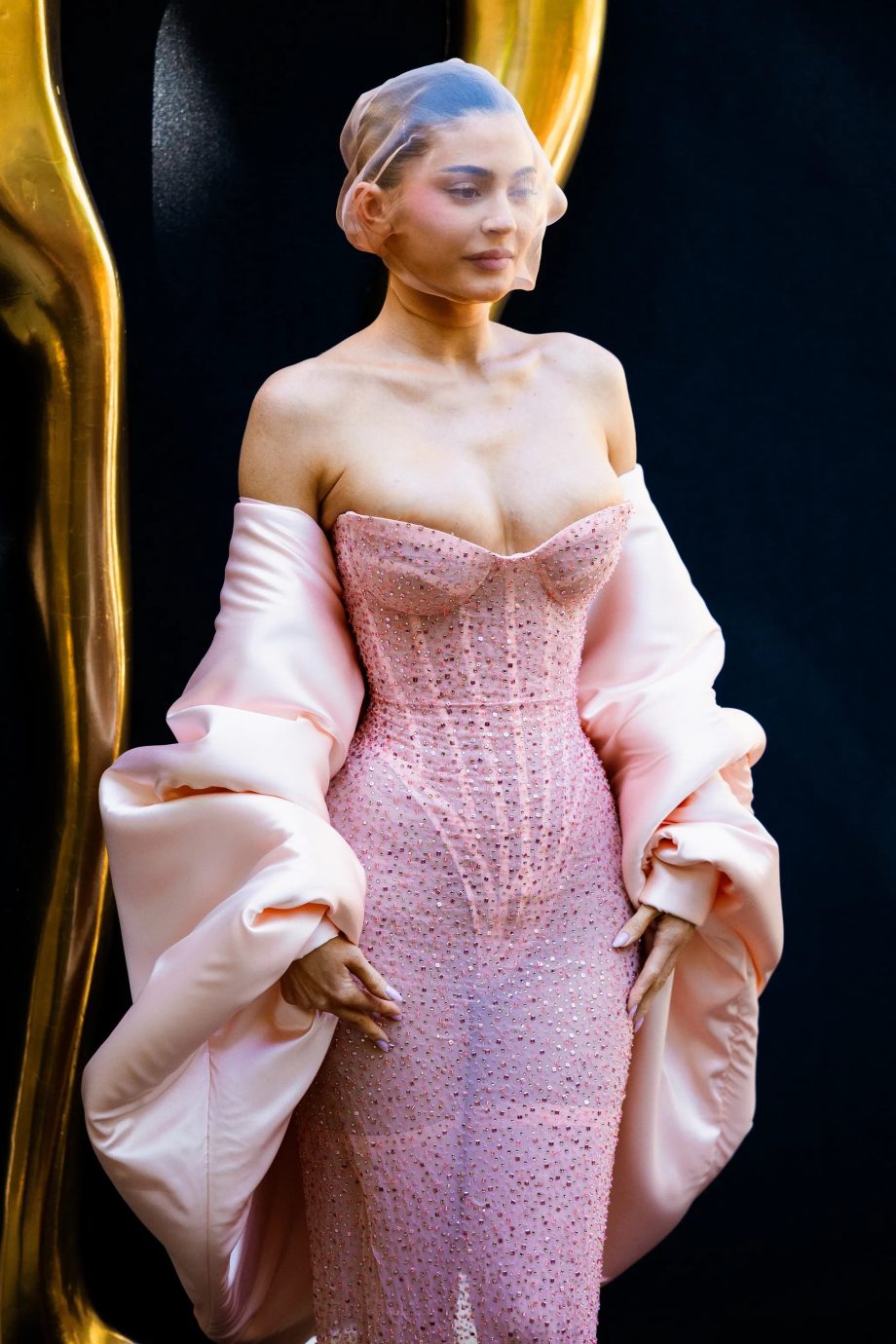 kylie-jenner-trapt-coutureweek-af-in-een-roze-bruidslook-van-schiaparelli-303317