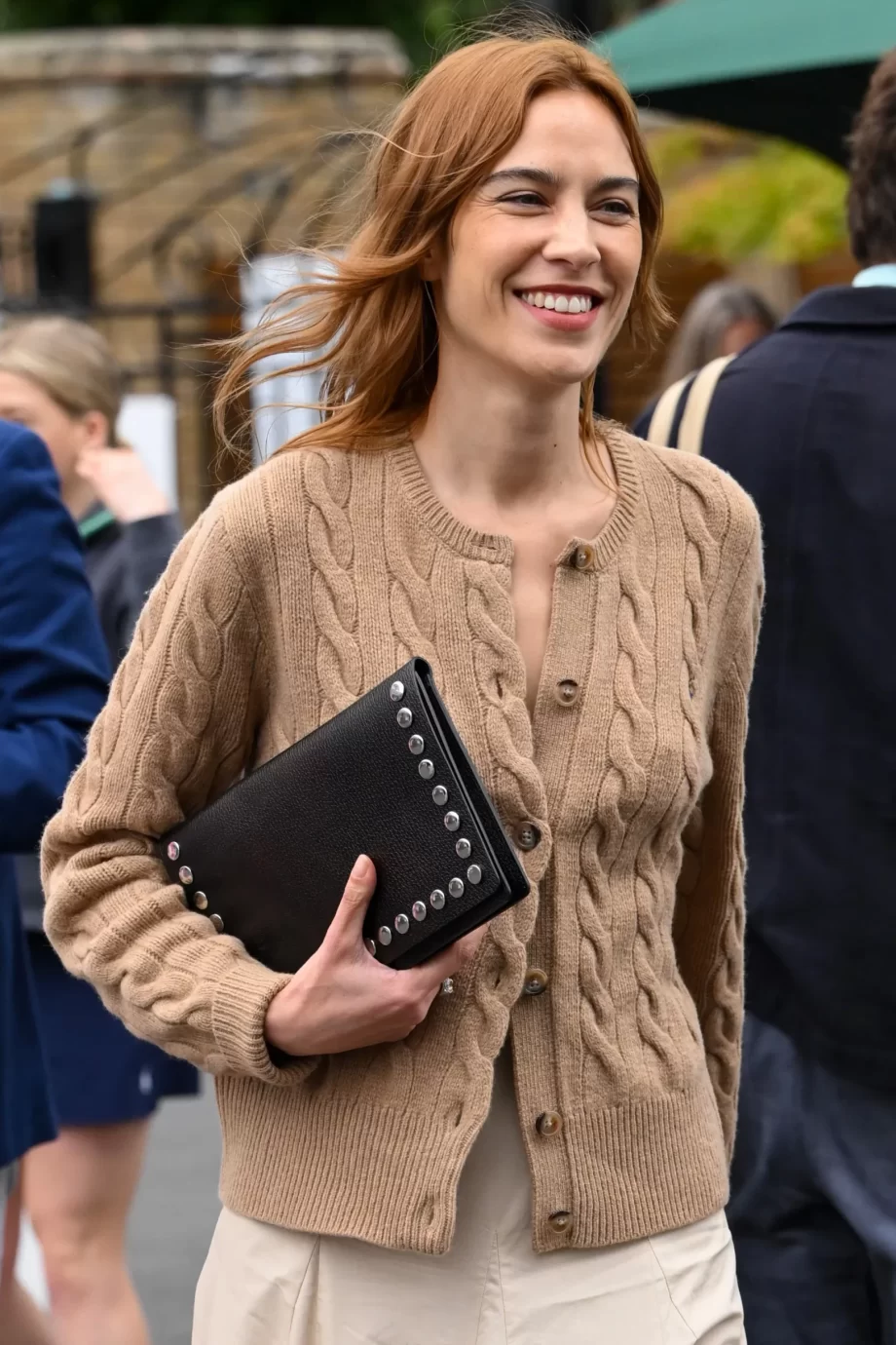 alexa-chung-gaat-voor-strawberry-bronde-als-kapsel-voor-de-zomer-305935