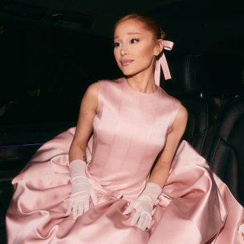 ariana-grande-draagt-glinda-roze-tijdens-de-openingsceremonie-van-de-olympische-spelen-2024-307992