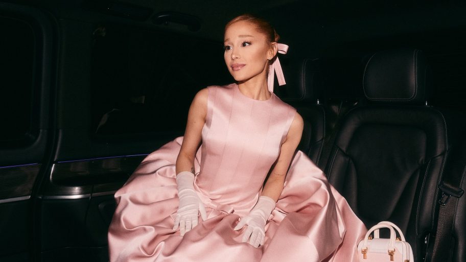 ariana-grande-draagt-glinda-roze-tijdens-de-openingsceremonie-van-de-olympische-spelen-2024-307992