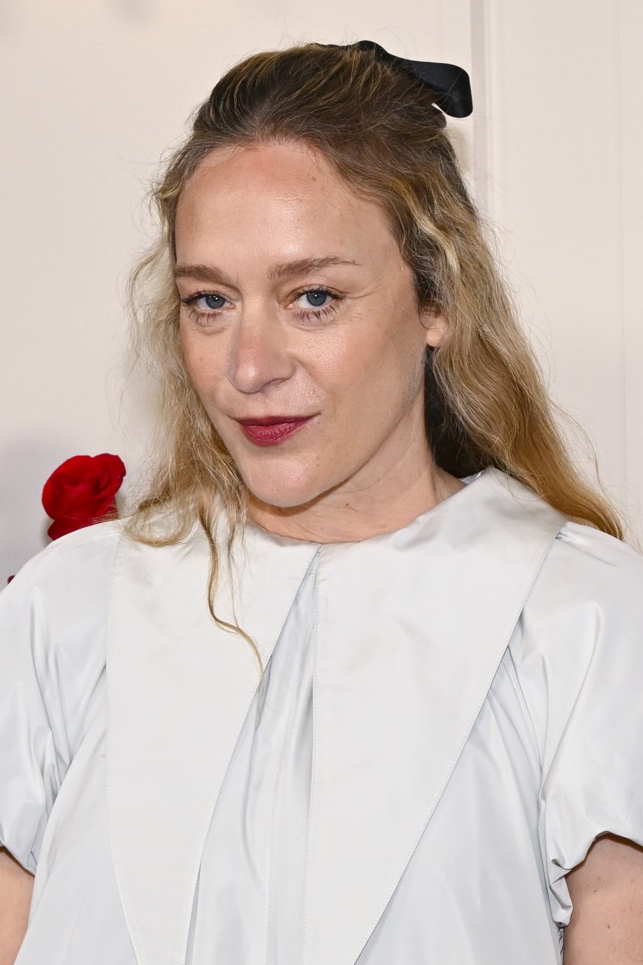 zijn-het-sneakers-of-ballerinas-chloe-sevigny-kiest-voor-een-onverwachte-schoen-307547