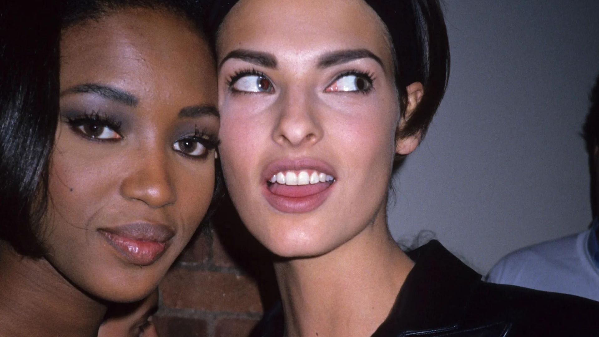 'In Vogue: The 90s' blikt terug op iconische modemomenten