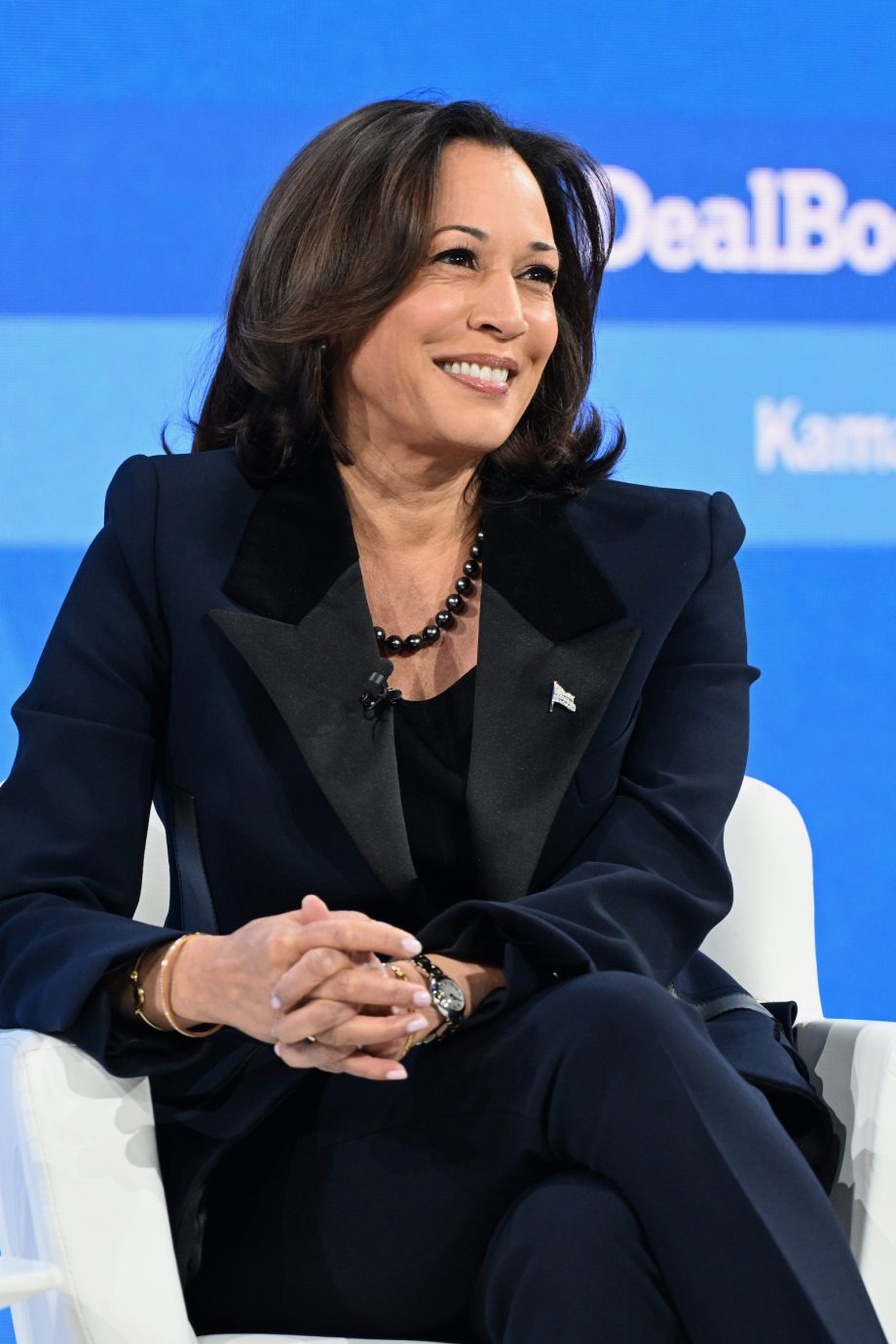 power-suits-pailletten-en-parels-de-beste-looks-van-mogelijke-presidentskandidaat-kamala-harris-307124