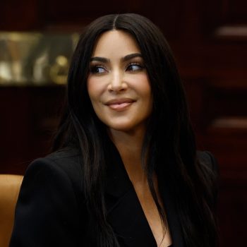 kim-kardashian-speelt-een-advocaat-in-deze-nieuwe-serie-met-halle-berry-en-glenn-close-als-collegas-305967