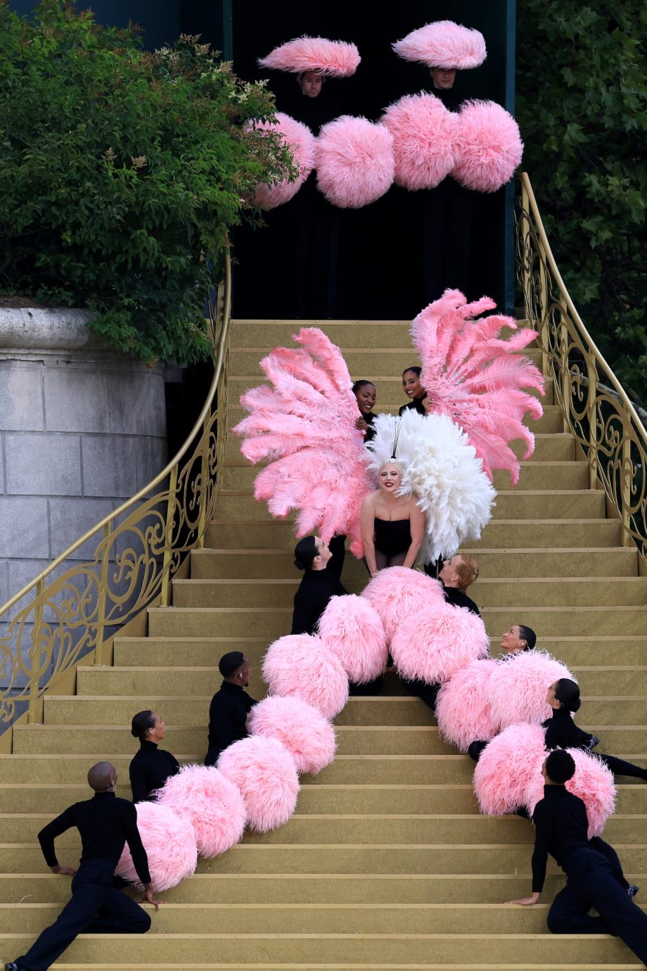 celine-dion-en-lady-gaga-geven-sensationele-optredens-in-dior-couture-bij-openingsceremonie-olympische-spelen-307959