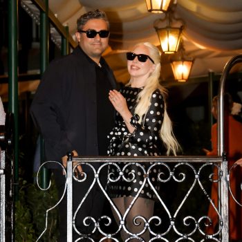 lady-gaga-en-haar-verloofde-michael-polansky-zijn-samen-gespot-op-het-filmfestival-van-venetie-312621