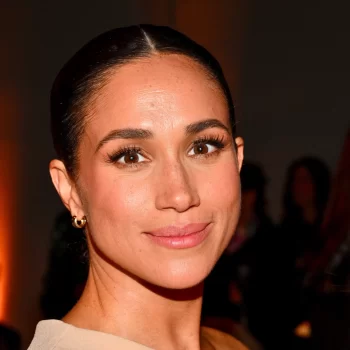 meghan-markle-combineert-een-betaalbaar-linnen-pak-met-een-zeer-kostbaar-koninklijk-erfstuk-308069