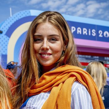 prinses-alexia-draagt-een-van-de-grootste-sneakertrends-van-dit-moment-tijdens-de-olympische-spelen-308040