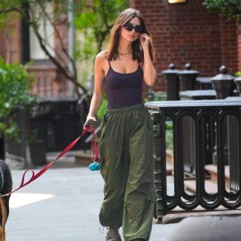 emily-ratajkowski-brengt-met-deze-aparte-schoenen-de-wrong-shoe-theory-naar-nieuwe-hoogten-310408