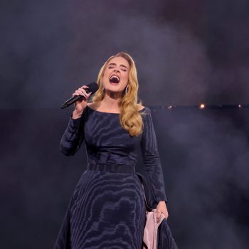 adele-trapt-concertreeks-in-munchen-af-in-een-glamoureuze-dior-jurk-308844