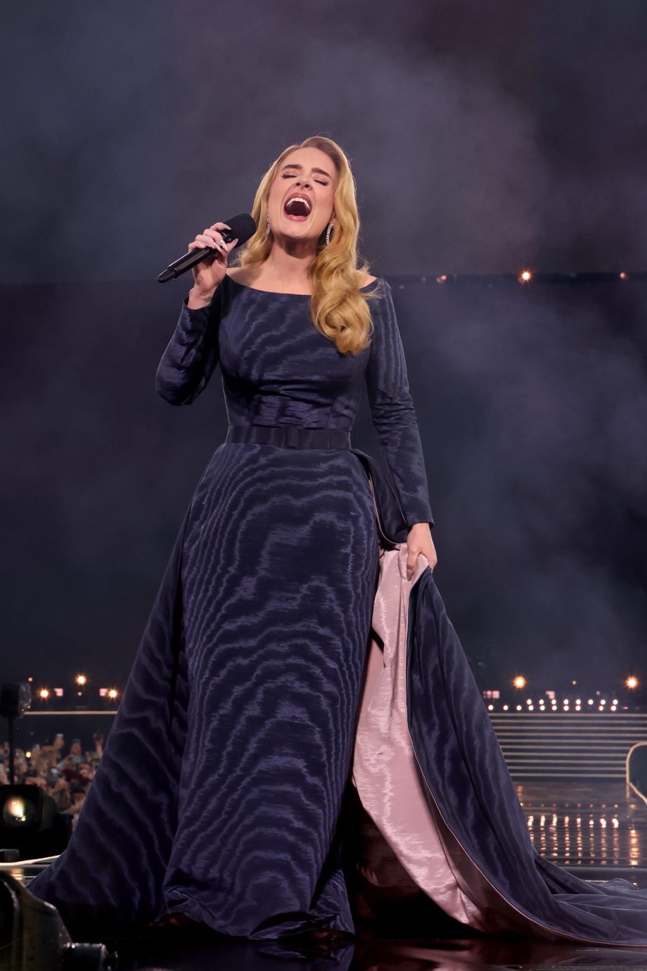 adele-trapt-concertreeks-in-munchen-af-in-een-glamoureuze-dior-jurk-308844