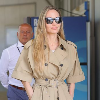 angelina-jolie-laat-zien-hoe-je-een-trenchcoat-ook-in-de-zomer-kunt-dragen-311793