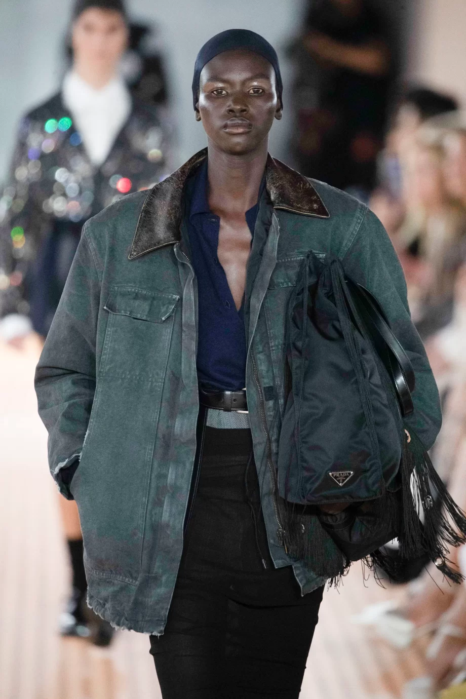 dankzij-prada-maakt-de-barn-jacket-een-comeback-en-je-draagt-m-zo-312479