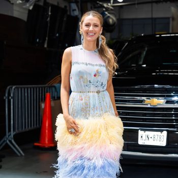 blake-lively-trapt-haar-it-ends-with-us-perstour-af-met-kleurrijke-looks-vol-bloemen-en-veren-308556