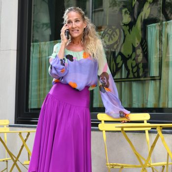 carrie-bradshaw-heeft-een-van-haar-meest-chaotische-sex-and-the-city-looks-herontdekt-312210