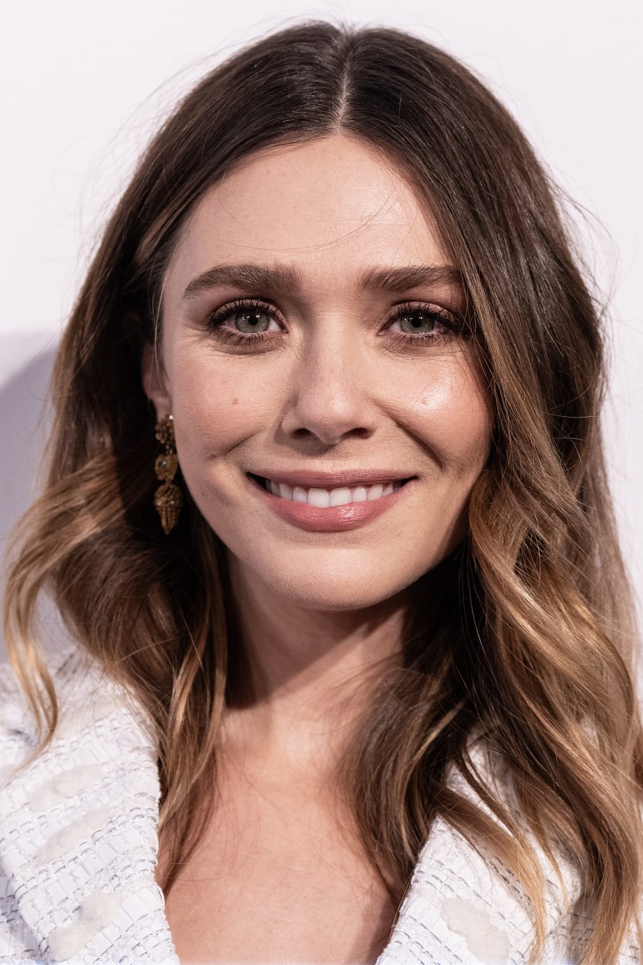 trots-zussenmoment-elizabeth-olsen-draagt-een-chic-pak-van-the-row-311811