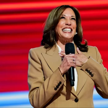 kamala-harris-trapt-presidentiele-campagne-af-in-de-latte-trend-met-dit-pak-van-chloe-310836