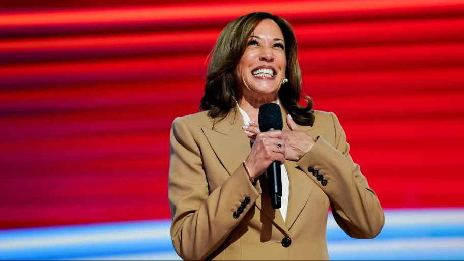 kamala-harris-trapt-presidentiele-campagne-af-in-de-latte-trend-met-dit-pak-van-chloe-310836