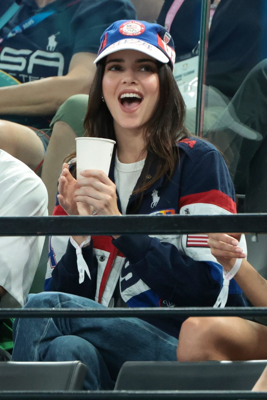 kendall-jenner-is-bij-de-olympische-spelen-en-draagt-een-casual-look-die-perfect-is-voor-sportfans-308730