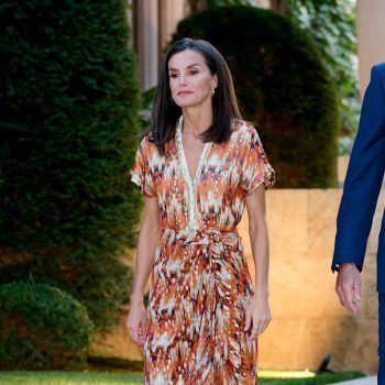 spaanse-koningin-letizia-draagt-boho-look-tijdens-bezoek-aan-palma-308764